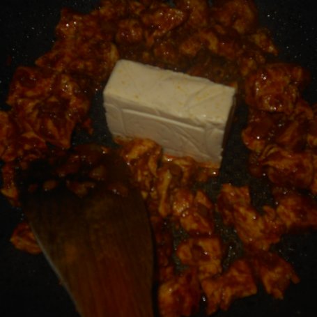 Krok 4 - Pierś z kurczaka w serowym sosie curry foto
