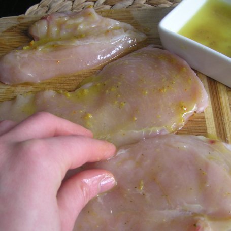 Krok 1 - Pierś z kurczaka w sosie cytrynowo-koperkowym z makaronem i płatkami migdałowymi foto