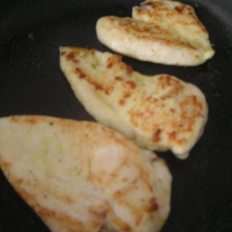 Krok 2 - Pierś z kurczaka w sosie cytrynowo-koperkowym z makaronem i płatkami migdałowymi foto