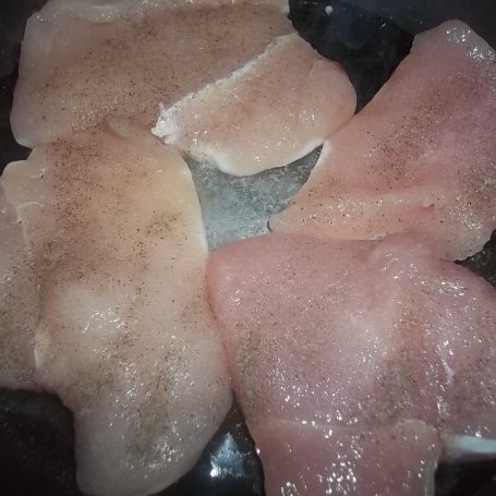 Krok 5 - Pierś z kurczaka w sosie kurkowym foto