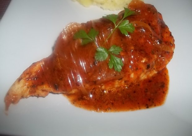 Fotografia przedstawiająca Pierś z kurczaka w sosie pomidorowo-cebulowym
