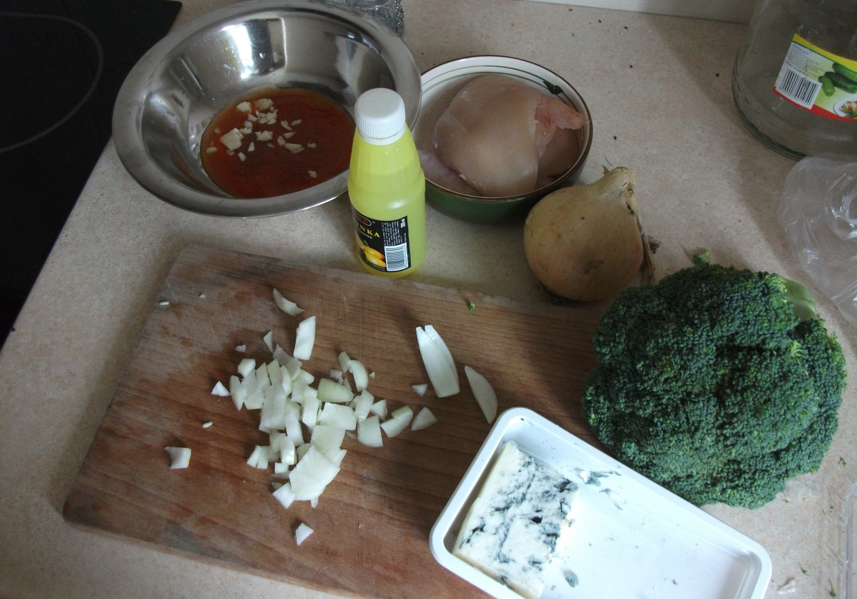 Pierś z kurczaka z brokułami w serze gorgonzola foto