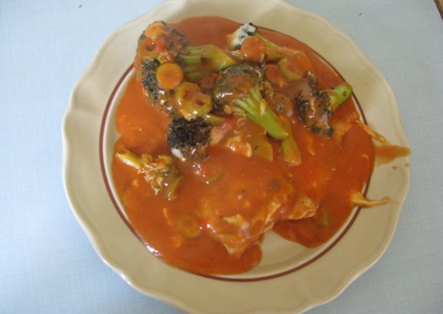 Fotografia przedstawiająca Pierś z kurczaka z brokułami w sosie pomidorowym