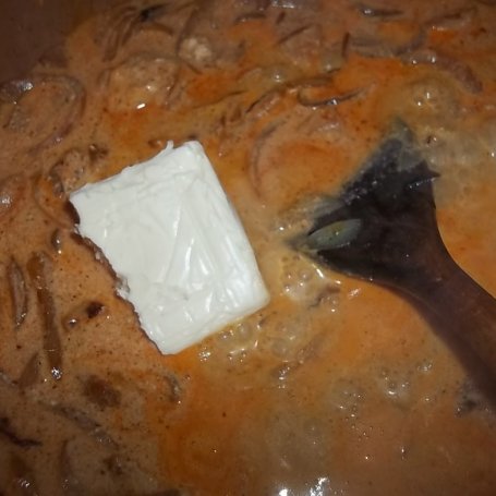 Krok 5 - Pierś z kurczaka z cebulą w sosie śmietanowo-serowym foto