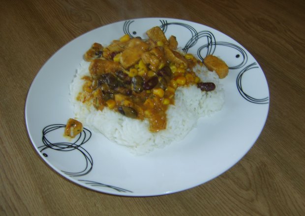 Fotografia przedstawiająca Pierś z kurczaka z curry, fasolką i kukurydzą