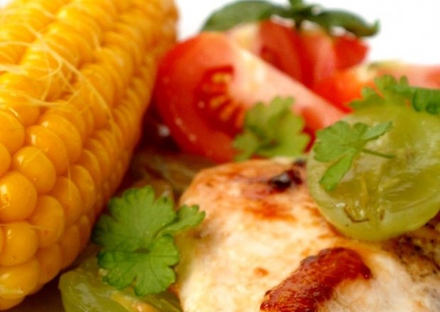 Fotografia przedstawiająca Pierś z kurczaka z kukurydzą i pomidorem
