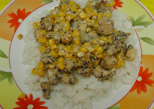 Fotografia przedstawiająca Pierś z kurczaka z kukurydzą, śmietaną i ziołami oraz ryżem