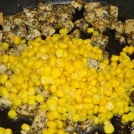 Krok 3 - Pierś z kurczaka z kukurydzą, śmietaną i ziołami oraz ryżem foto