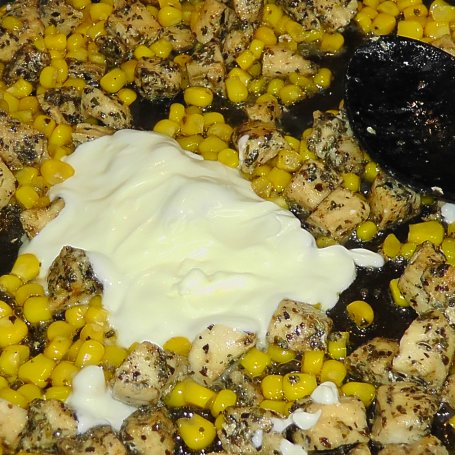 Krok 4 - Pierś z kurczaka z kukurydzą, śmietaną i ziołami oraz ryżem foto