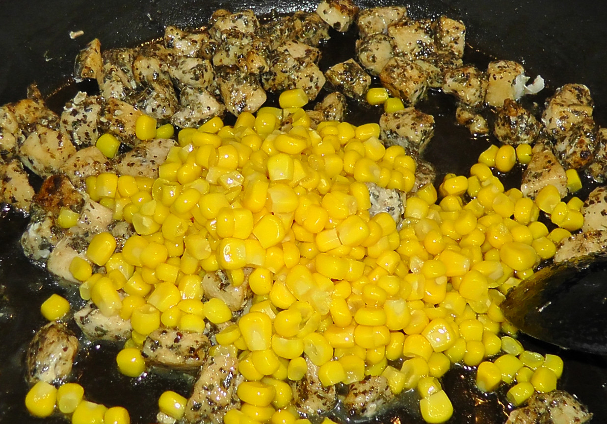 Pierś z kurczaka z kukurydzą, śmietaną i ziołami oraz ryżem foto