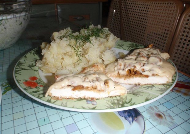 Fotografia przedstawiająca Pierś z kurczaka z kurkami po serowa pieżynką