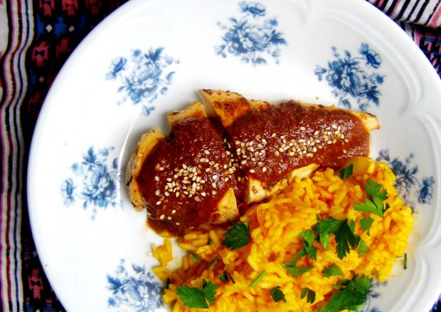Fotografia przedstawiająca pierś z kurczaka z meksykańskim sosem mole (sos czekoladowy)