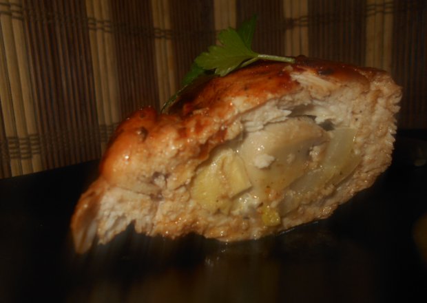 Fotografia przedstawiająca Pierś z kurczaka z mozzarellą i pieczarkami