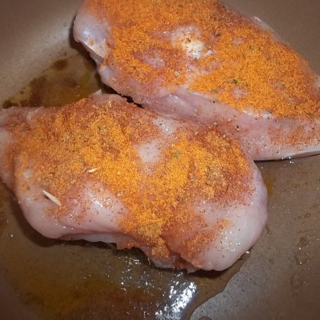 Krok 3 - Pierś z kurczaka z mozzarellą w sosie chili foto