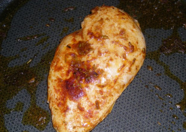 Fotografia przedstawiająca pierś z kurczaka z rozmarynem i papryką