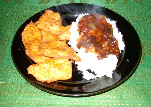Fotografia przedstawiająca Pierś z kurczaka z ryżem i sosem słodko-kwaśnym