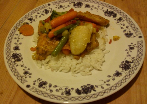 Fotografia przedstawiająca Pierś z kurczaka z ryżem i warzywami