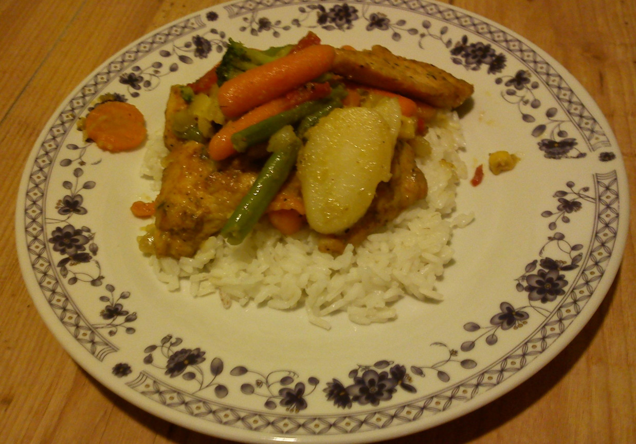 Pierś z kurczaka z ryżem i warzywami foto
