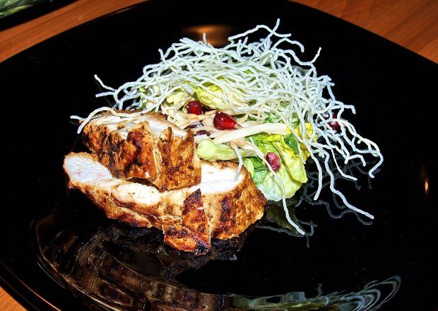 Fotografia przedstawiająca pierś z kurczaka z sałatką i smażonym makaronem ryżowym