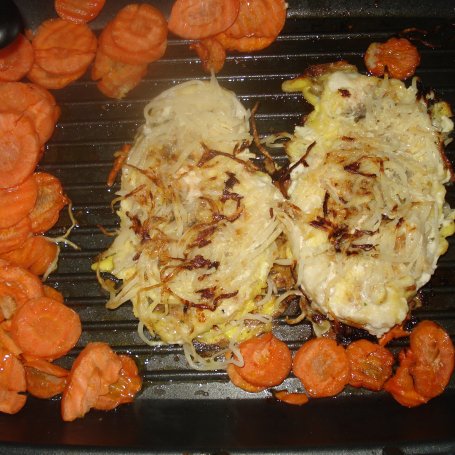 Krok 4 - Pierś z kurczaka z selerem konserwowym- z patelni grillowej foto