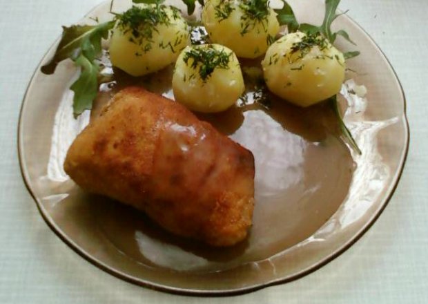 Fotografia przedstawiająca pierś z kurczaka z serem na masełku