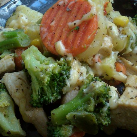 Krok 4 - Pierś z kurczaka z warzywami i serem foto