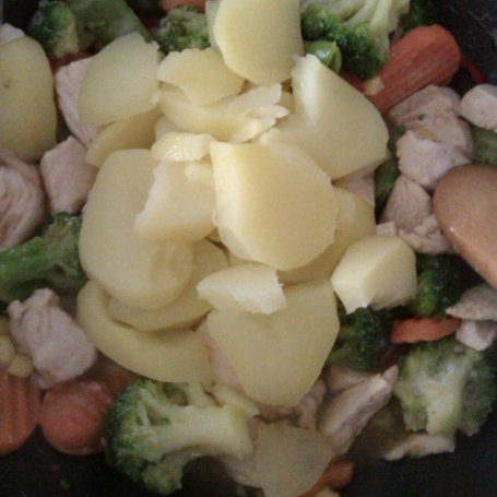 Krok 2 - Pierś z kurczaka z warzywami i serem foto