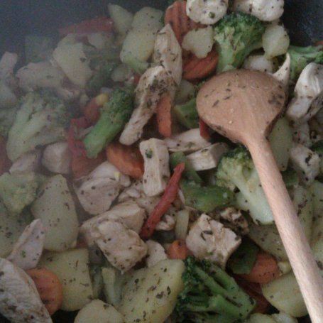 Krok 3 - Pierś z kurczaka z warzywami i serem foto