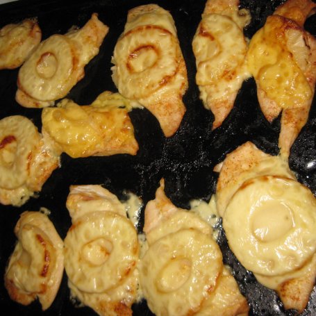 Krok 3 - pierś z kurczaka zapiekana z ananasem i żółtym serem foto