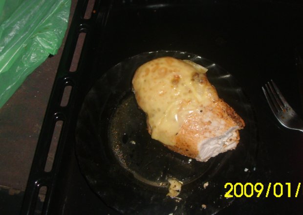 Fotografia przedstawiająca pierś z kurczaka zapiekana z serem