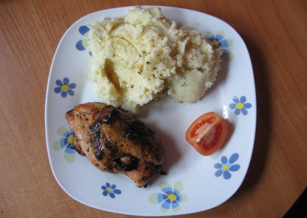 Fotografia przedstawiająca Pierś z kurczaka ze skórką nadziewana serem feta i suszonym pomidorem