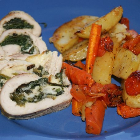 Krok 4 - Pierś ze szpinakiem i serem z pieczonymi warzywami foto