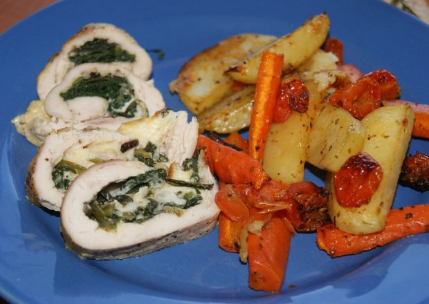 Fotografia przedstawiająca Pierś ze szpinakiem i serem z pieczonymi warzywami