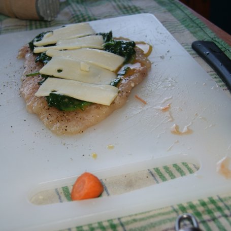 Krok 3 - Pierś ze szpinakiem i serem z pieczonymi warzywami foto
