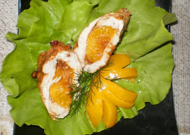 Fotografia przedstawiająca Piersi kurczaka nadziewane brzoskwiniami gotowane na parze :