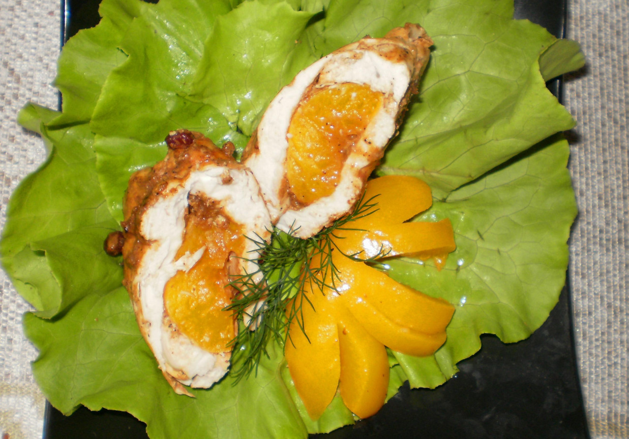 Piersi kurczaka nadziewane brzoskwiniami gotowane na parze : foto