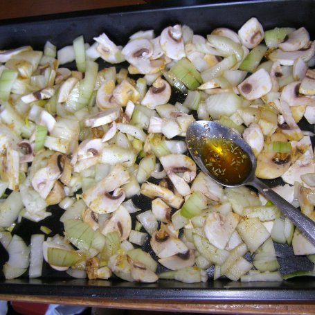 Krok 2 - piersi na ziemniakach,pieczarkach w parmezanie pieczone... foto