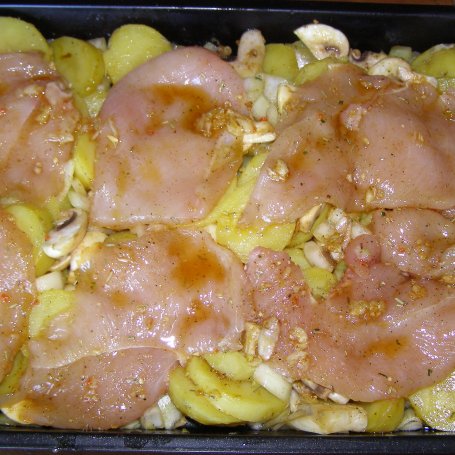 Krok 3 - piersi na ziemniakach,pieczarkach w parmezanie pieczone... foto