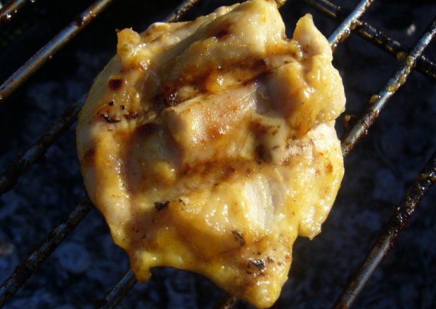 Fotografia przedstawiająca Piersi z kurczaka grillowane z miodem i musztardą