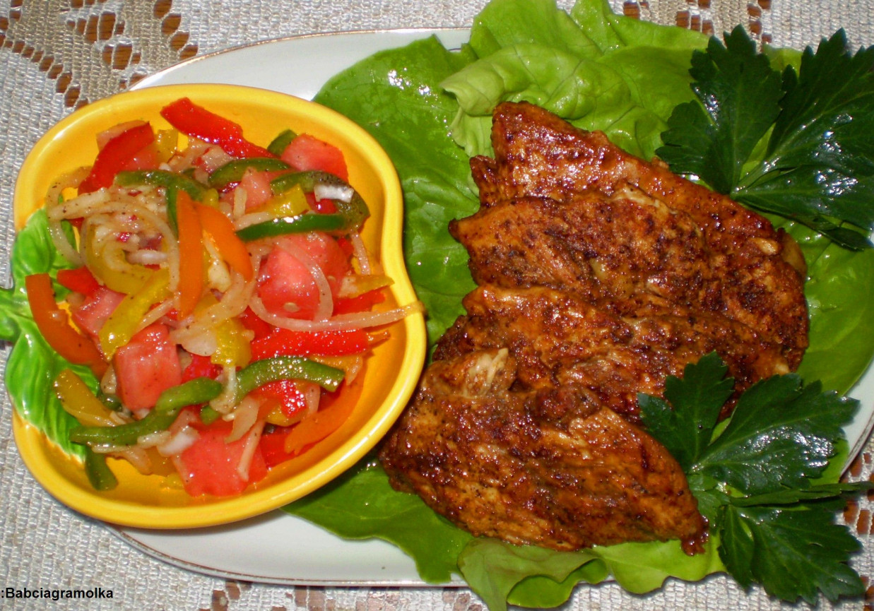 Piersi z kurczaka marynowane z patelni grillowej z surówką paprykowo-arbuzową : foto