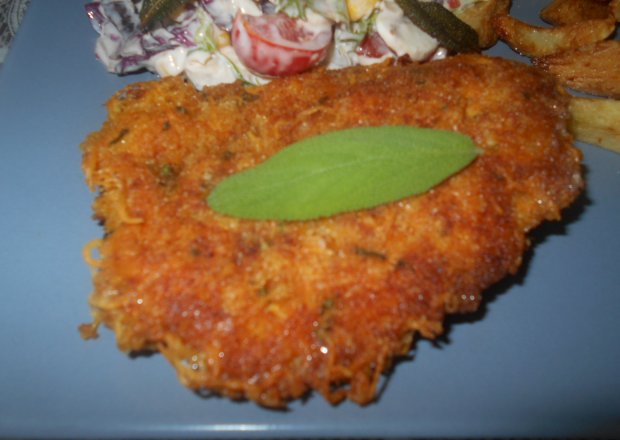Fotografia przedstawiająca Piersi z kurczaka w panierce serowej z szałwią