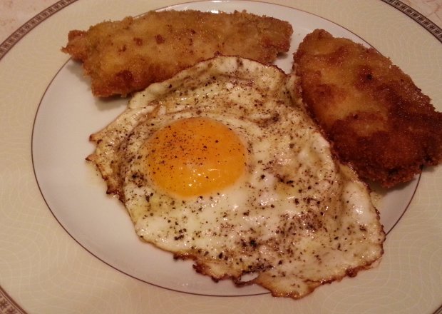 Fotografia przedstawiająca Piersi z kurczaka w pikantnej panierce z jajkiem sadzonym