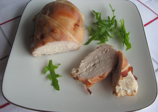 Fotografia przedstawiająca Piersi z kurczaka w szynce serrano