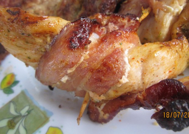 Fotografia przedstawiająca Piersi z kurczaka z bekonem z grilla