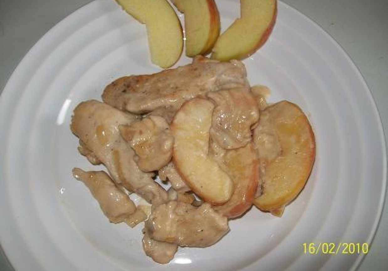 Piersi z kurczaka z jablkami i miodem pitnym. foto