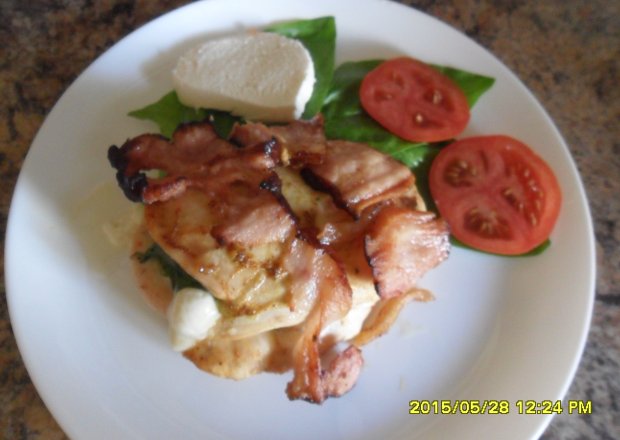 Fotografia przedstawiająca Piersi z kurczaka z mozzarellą i boczkiem