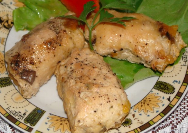 Fotografia przedstawiająca piersi z kurczaka z nadzieniem mięsnym