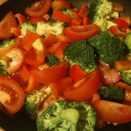 Krok 2 - piersi z kurczaka z warzywami i zupką chińską foto