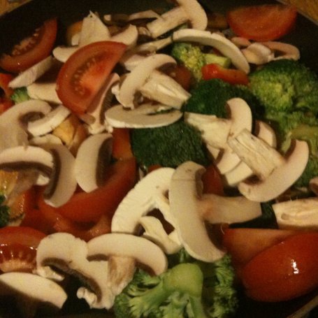 Krok 3 - piersi z kurczaka z warzywami i zupką chińską foto