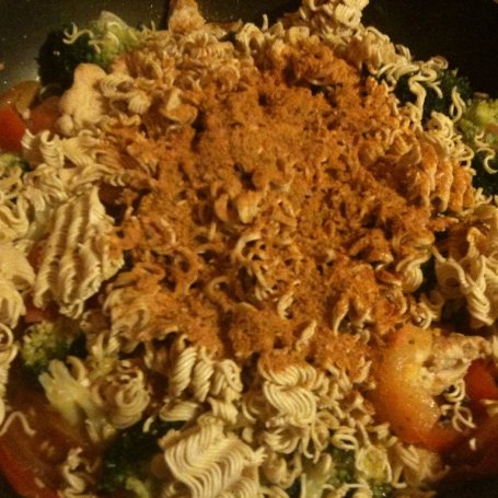 Krok 4 - piersi z kurczaka z warzywami i zupką chińską foto